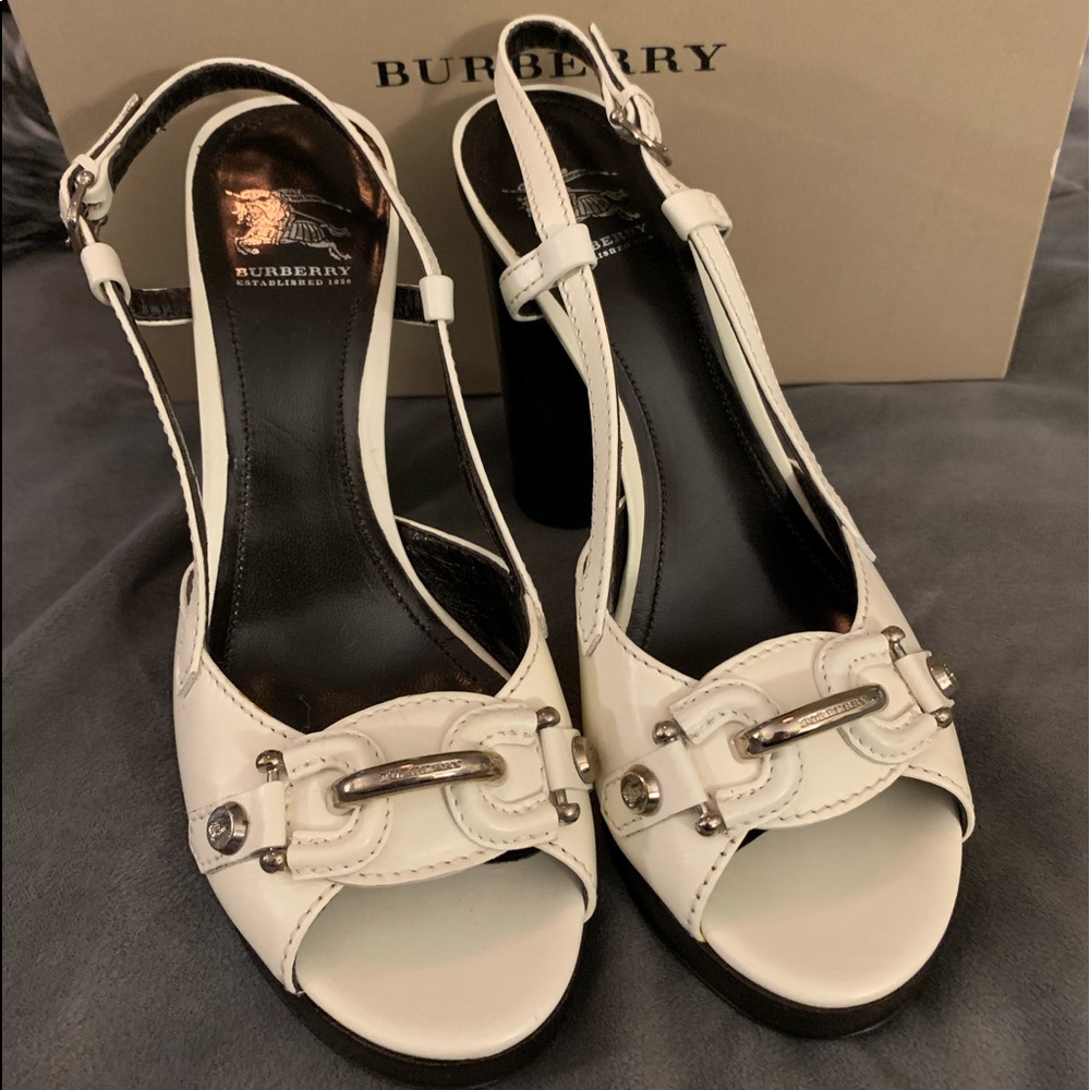🎉 Host Pick 🎉 Burberry White Sandals - size 38